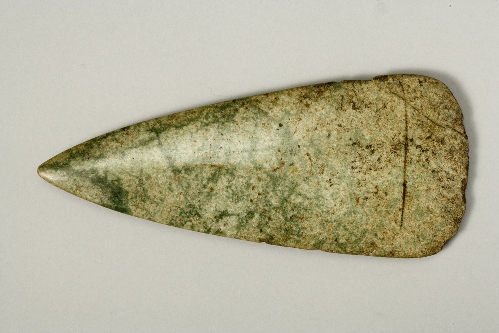 斧の頭、紀元前4500-2500年（磨かれた緑色の石）（Versoについては